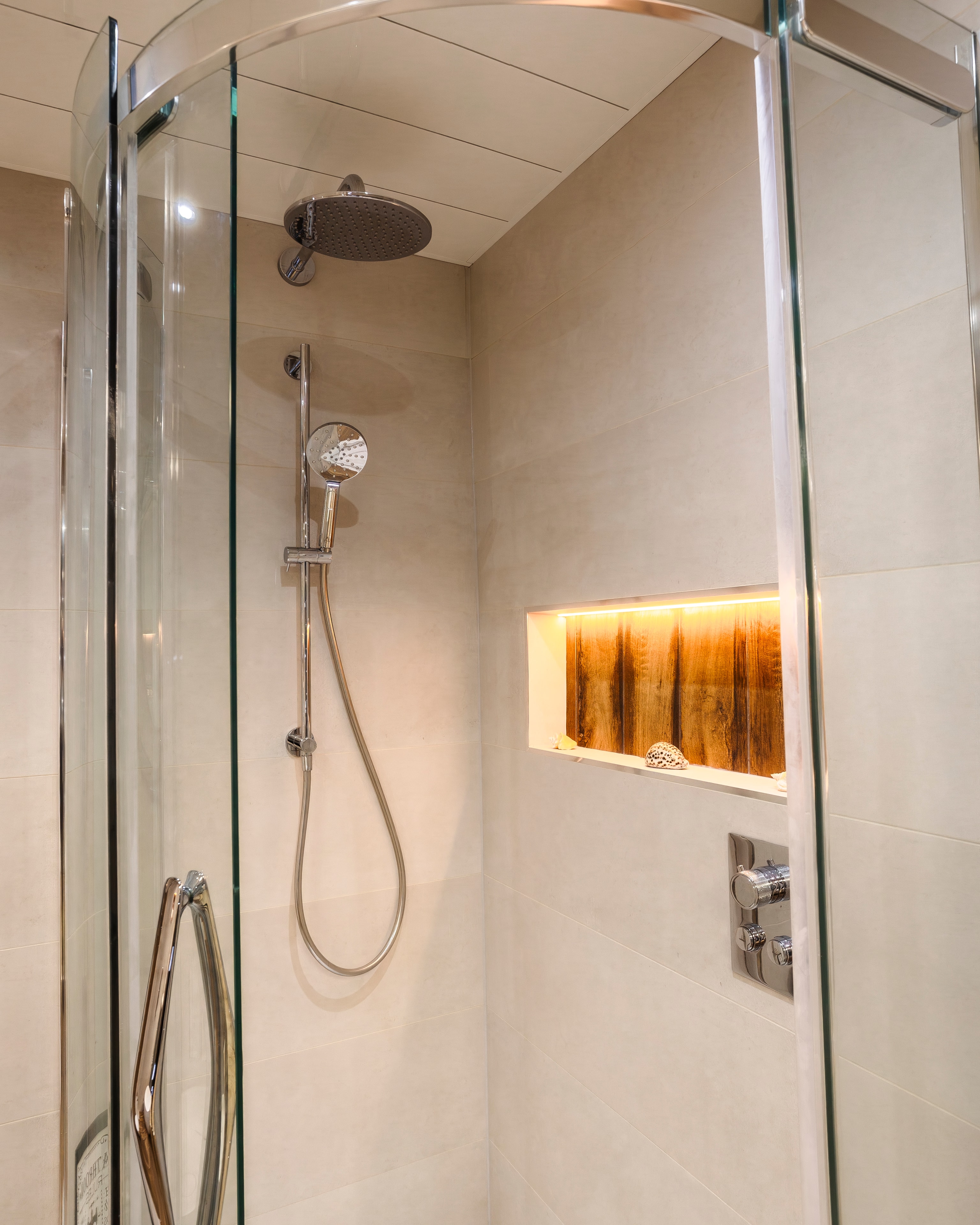 Curved shower lit niche